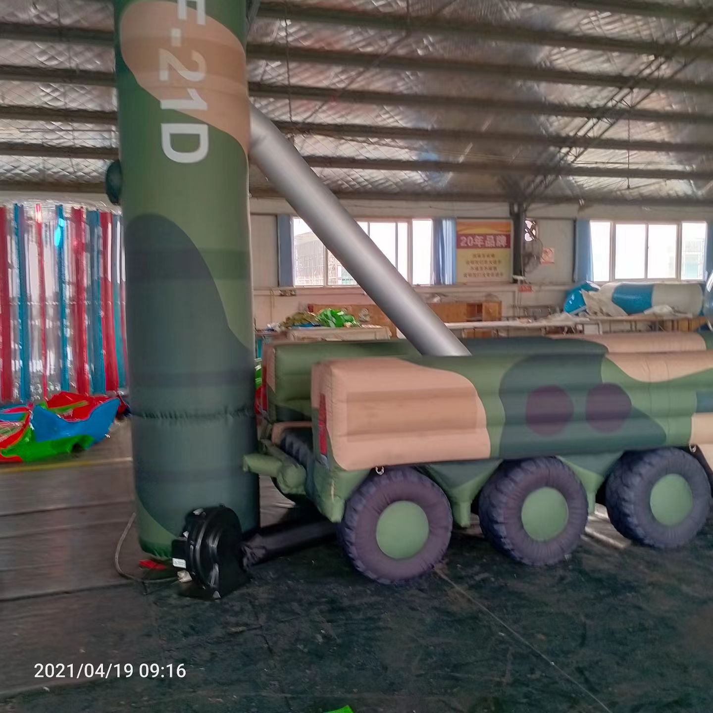 新疆军事演习中的充气目标车辆：模拟发射车雷达车坦克飞机